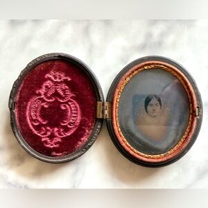 Antique 1800's Ambrotype Photo of Women in Oval Gutta Percha Union Ornat…